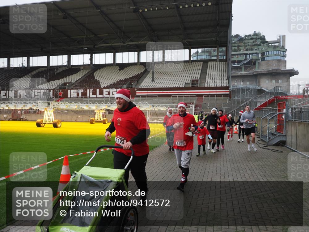 07.12.2025 - St. Pauli X-Mass-Run No. 15 Fabian Wolf http://msf.ph/oto/9412572 07.12.2025 11:17:24 Ziel 551, 1122, 1125, 1127, 1130, 1340, 1529, 1531, 1686, 2477, 2766, 2846, 2849 meine-sportfotos.de
