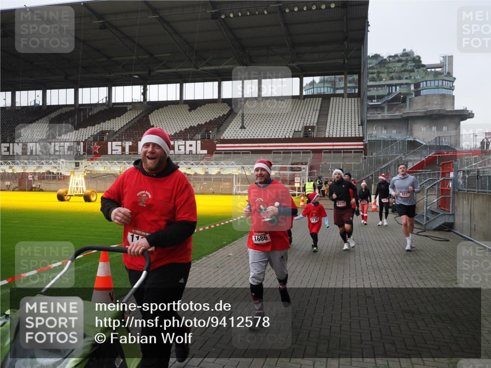 07.12.2025 - St. Pauli X-Mass-Run No. 15 Fabian Wolf http://msf.ph/oto/9412578 07.12.2025 11:17:24 Ziel 551, 1122, 1125, 1127, 1130, 1340, 1529, 1531, 1686, 2477, 2766, 2846, 2849 meine-sportfotos.de