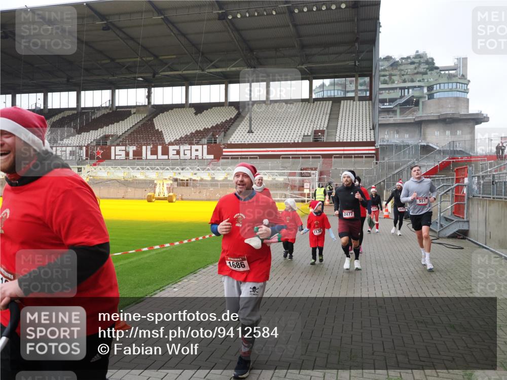 07.12.2025 - St. Pauli X-Mass-Run No. 15 Fabian Wolf http://msf.ph/oto/9412584 07.12.2025 11:17:24 Ziel 551, 1122, 1125, 1127, 1130, 1340, 1529, 1531, 1686, 2477, 2766, 2846, 2849 meine-sportfotos.de