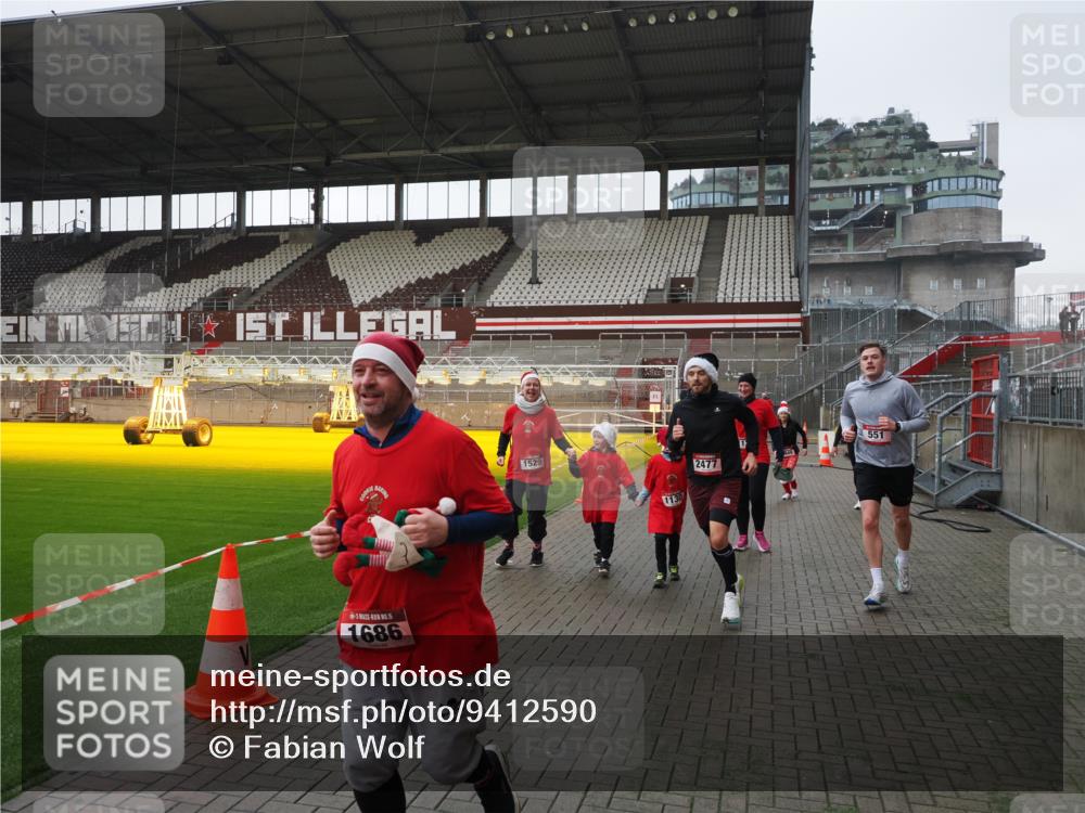 07.12.2025 - St. Pauli X-Mass-Run No. 15 Fabian Wolf http://msf.ph/oto/9412590 07.12.2025 11:17:25 Ziel 551, 1122, 1125, 1127, 1130, 1340, 1529, 1531, 1686, 2477, 2766, 2846, 2849 meine-sportfotos.de
