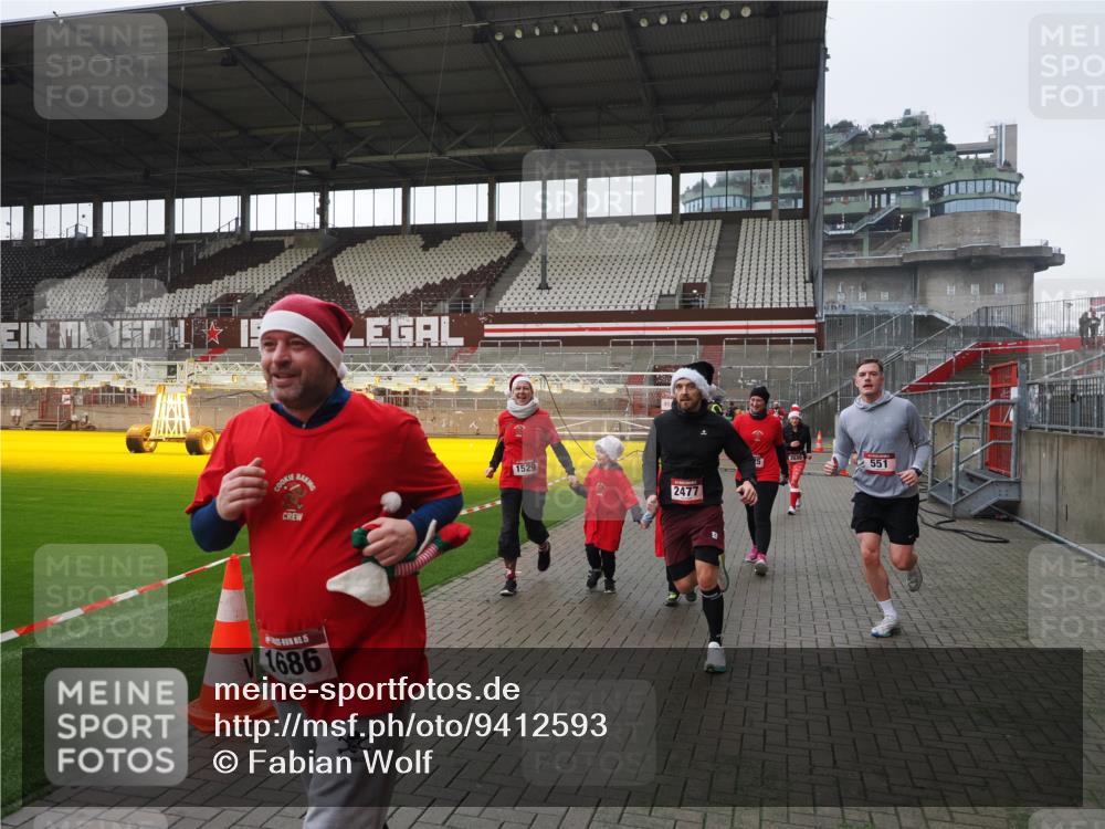07.12.2025 - St. Pauli X-Mass-Run No. 15 Fabian Wolf http://msf.ph/oto/9412593 07.12.2025 11:17:25 Ziel 551, 1122, 1125, 1127, 1130, 1340, 1529, 1531, 1686, 2477, 2766, 2846, 2849 meine-sportfotos.de