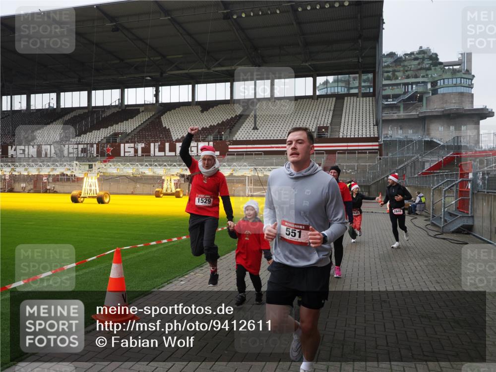07.12.2025 - St. Pauli X-Mass-Run No. 15 Fabian Wolf http://msf.ph/oto/9412611 07.12.2025 11:17:26 Ziel 551, 1122, 1125, 1127, 1130, 1340, 1529, 1531, 1686, 2477, 2766, 2846, 2849 meine-sportfotos.de