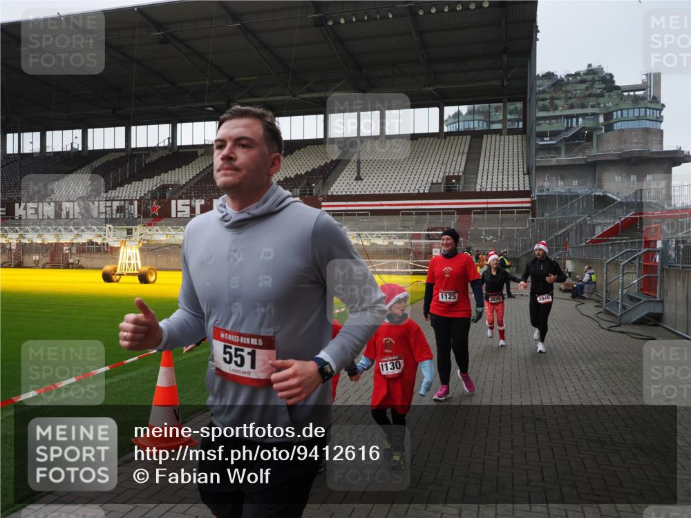07.12.2025 - St. Pauli X-Mass-Run No. 15 Fabian Wolf http://msf.ph/oto/9412616 07.12.2025 11:17:27 Ziel 551, 1122, 1125, 1127, 1130, 1340, 1529, 1531, 1686, 2477, 2766, 2846, 2849 meine-sportfotos.de