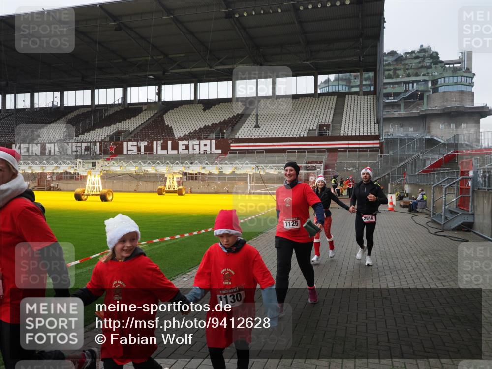 07.12.2025 - St. Pauli X-Mass-Run No. 15 Fabian Wolf http://msf.ph/oto/9412628 07.12.2025 11:17:27 Ziel 551, 1122, 1125, 1127, 1130, 1340, 1529, 1531, 1686, 2477, 2766, 2846, 2849 meine-sportfotos.de