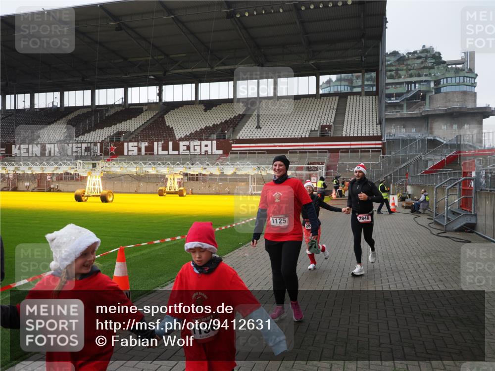 07.12.2025 - St. Pauli X-Mass-Run No. 15 Fabian Wolf http://msf.ph/oto/9412631 07.12.2025 11:17:28 Ziel 551, 1122, 1125, 1127, 1130, 1340, 1529, 1531, 1686, 2477, 2766, 2846, 2849 meine-sportfotos.de