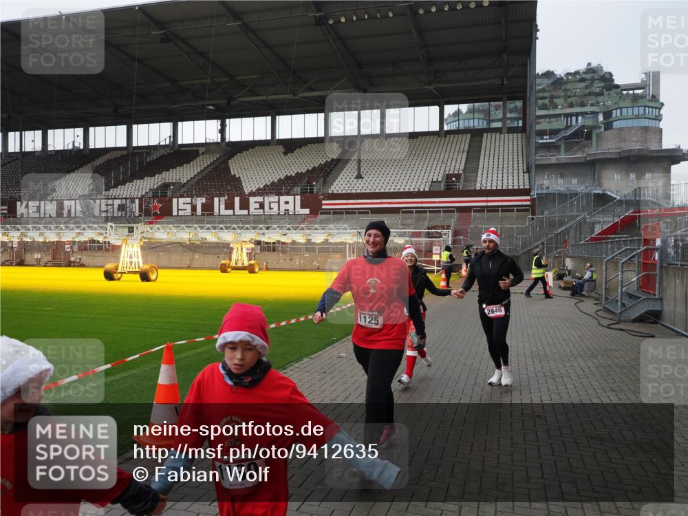 07.12.2025 - St. Pauli X-Mass-Run No. 15 Fabian Wolf http://msf.ph/oto/9412635 07.12.2025 11:17:28 Ziel 551, 1122, 1125, 1127, 1130, 1340, 1529, 1531, 1686, 2477, 2766, 2846, 2849 meine-sportfotos.de