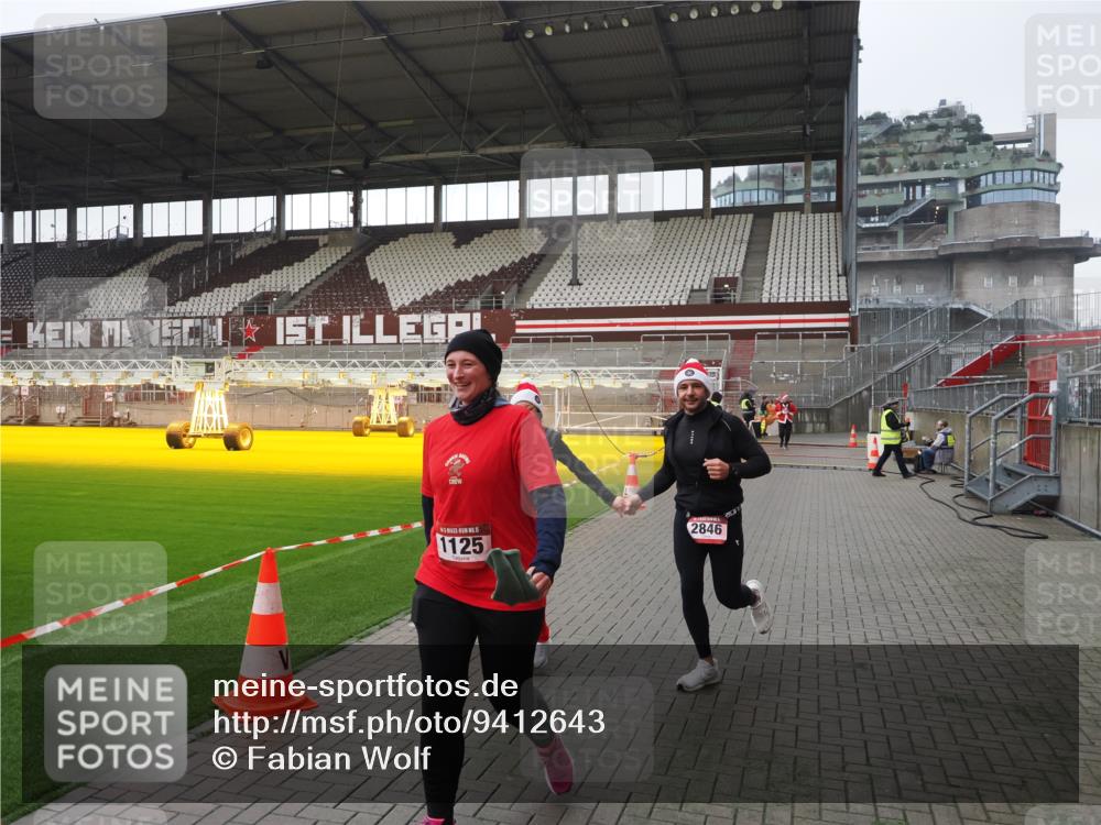 07.12.2025 - St. Pauli X-Mass-Run No. 15 Fabian Wolf http://msf.ph/oto/9412643 07.12.2025 11:17:28 Ziel 551, 1122, 1125, 1127, 1130, 1340, 1529, 1531, 1686, 2477, 2766, 2846, 2849 meine-sportfotos.de