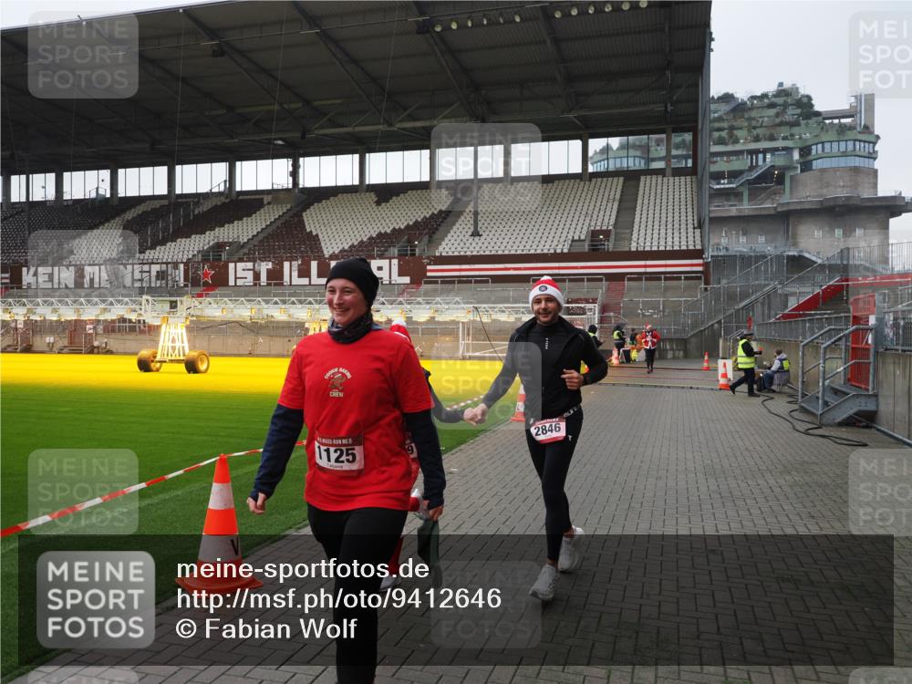 07.12.2025 - St. Pauli X-Mass-Run No. 15 Fabian Wolf http://msf.ph/oto/9412646 07.12.2025 11:17:29 Ziel 551, 845, 1122, 1125, 1127, 1130, 1340, 1529, 1531, 1686, 2477, 2766, 2846, 2849 meine-sportfotos.de