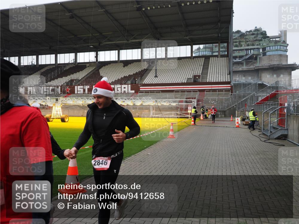 07.12.2025 - St. Pauli X-Mass-Run No. 15 Fabian Wolf http://msf.ph/oto/9412658 07.12.2025 11:17:29 Ziel 551, 845, 1122, 1125, 1127, 1130, 1340, 1529, 1531, 1686, 2477, 2766, 2846, 2849 meine-sportfotos.de