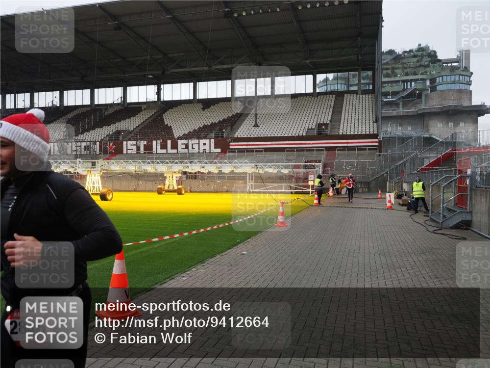 07.12.2025 - St. Pauli X-Mass-Run No. 15 Fabian Wolf http://msf.ph/oto/9412664 07.12.2025 11:17:30 Ziel 551, 845, 1122, 1125, 1127, 1130, 1529, 1686, 2477, 2766, 2846, 2849 meine-sportfotos.de