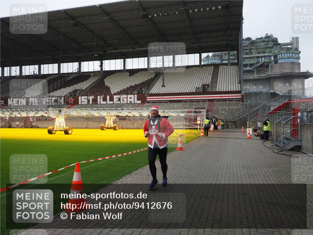07.12.2025 - St. Pauli X-Mass-Run No. 15 Fabian Wolf http://msf.ph/oto/9412676 07.12.2025 11:17:39 Ziel 551, 845, 2477 meine-sportfotos.de