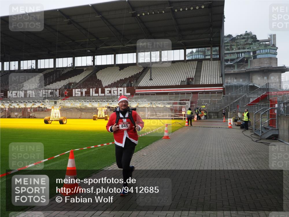 07.12.2025 - St. Pauli X-Mass-Run No. 15 Fabian Wolf http://msf.ph/oto/9412685 07.12.2025 11:17:40 Ziel 845, 2477 meine-sportfotos.de