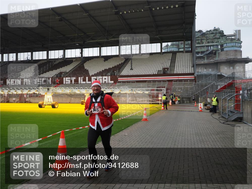 07.12.2025 - St. Pauli X-Mass-Run No. 15 Fabian Wolf http://msf.ph/oto/9412688 07.12.2025 11:17:40 Ziel 845, 2477 meine-sportfotos.de