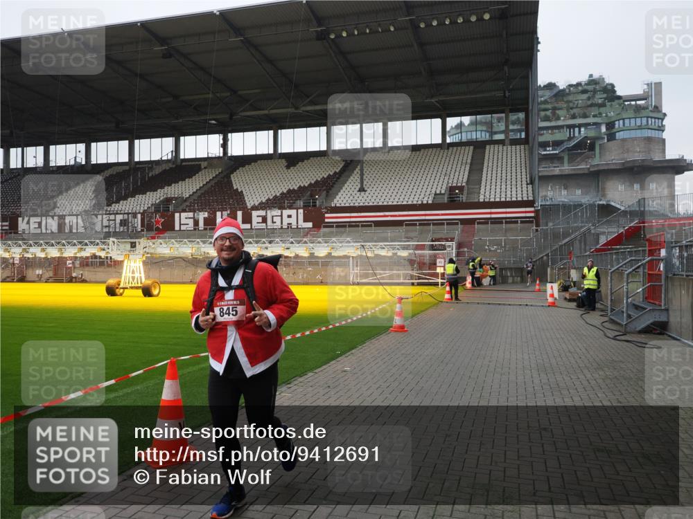 07.12.2025 - St. Pauli X-Mass-Run No. 15 Fabian Wolf http://msf.ph/oto/9412691 07.12.2025 11:17:40 Ziel 845, 2477 meine-sportfotos.de