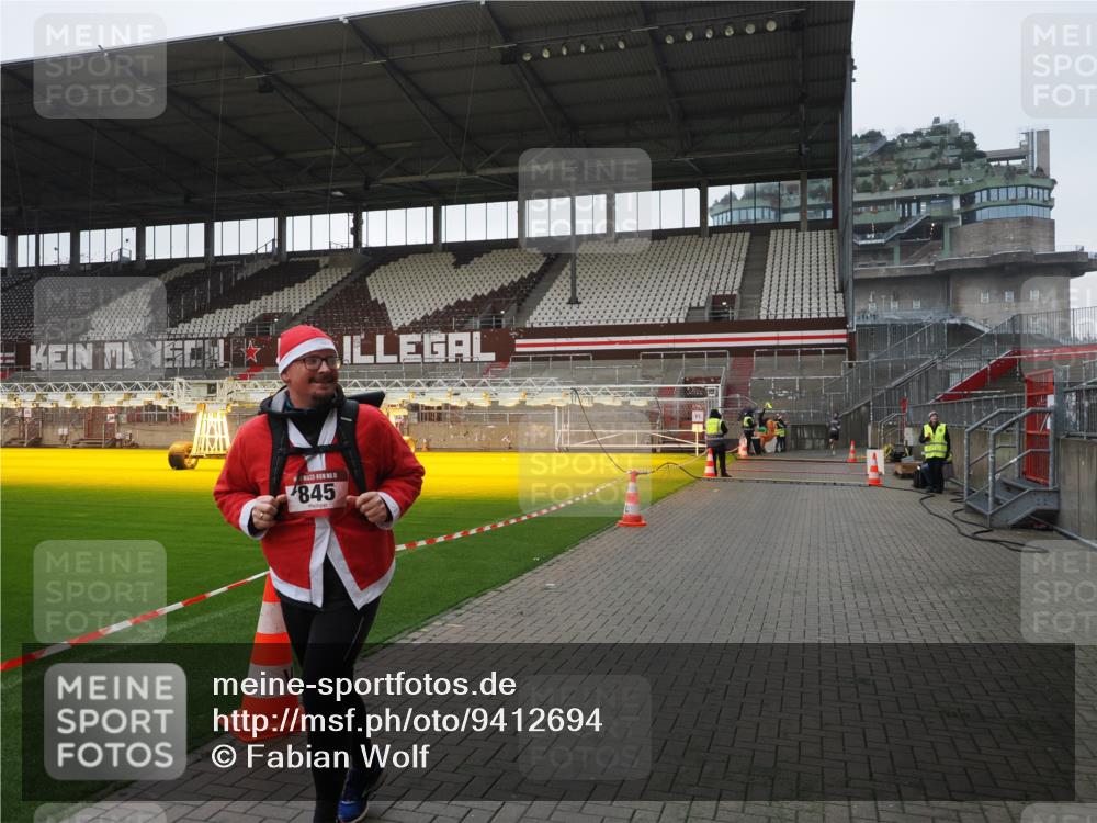 07.12.2025 - St. Pauli X-Mass-Run No. 15 Fabian Wolf http://msf.ph/oto/9412694 07.12.2025 11:17:40 Ziel 845, 2477 meine-sportfotos.de