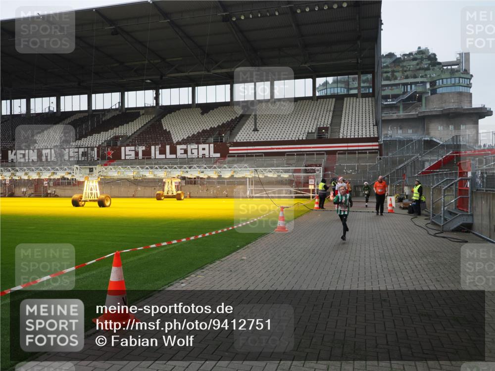 07.12.2025 - St. Pauli X-Mass-Run No. 15 Fabian Wolf http://msf.ph/oto/9412751 07.12.2025 11:18:03 Ziel 1325, 2915, 3221, 3327, 4627 meine-sportfotos.de
