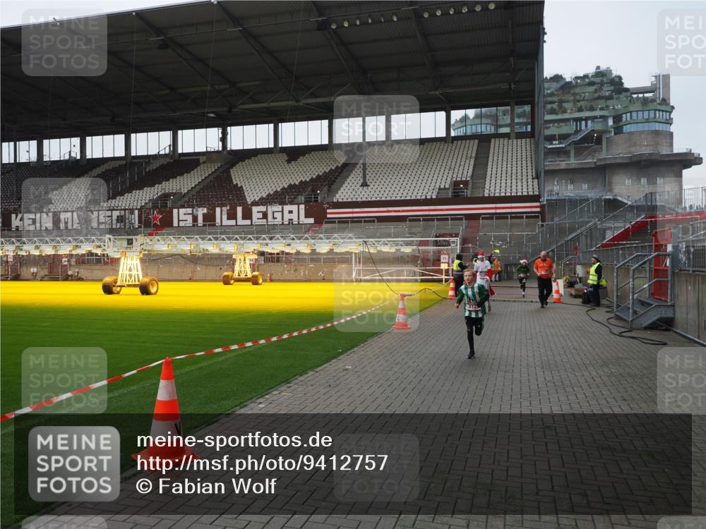 07.12.2025 - St. Pauli X-Mass-Run No. 15 Fabian Wolf http://msf.ph/oto/9412757 07.12.2025 11:18:04 Ziel 1325, 1348, 3221, 3327, 4627 meine-sportfotos.de
