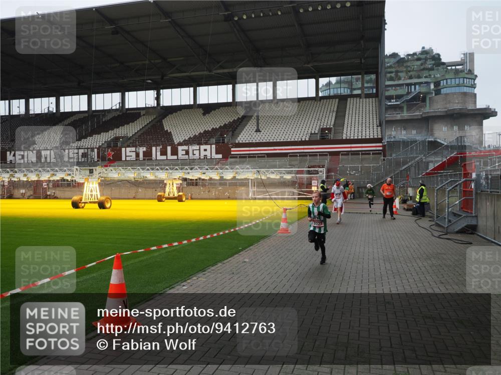 07.12.2025 - St. Pauli X-Mass-Run No. 15 Fabian Wolf http://msf.ph/oto/9412763 07.12.2025 11:18:04 Ziel 1325, 1348, 3221, 3327, 4627 meine-sportfotos.de