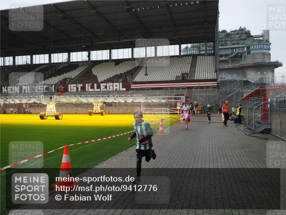 07.12.2025 - St. Pauli X-Mass-Run No. 15 Fabian Wolf http://msf.ph/oto/9412776 07.12.2025 11:18:05 Ziel 1325, 1348, 3221, 3327, 4627 meine-sportfotos.de