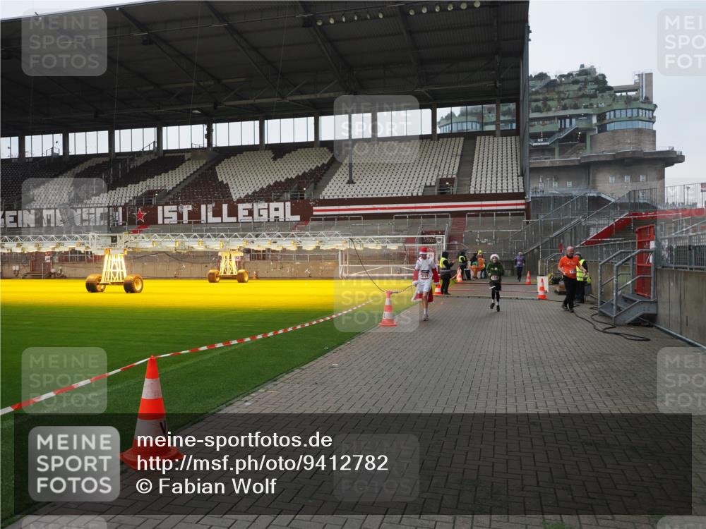 07.12.2025 - St. Pauli X-Mass-Run No. 15 Fabian Wolf http://msf.ph/oto/9412782 07.12.2025 11:18:06 Ziel 1325, 1348, 3221, 3327 meine-sportfotos.de