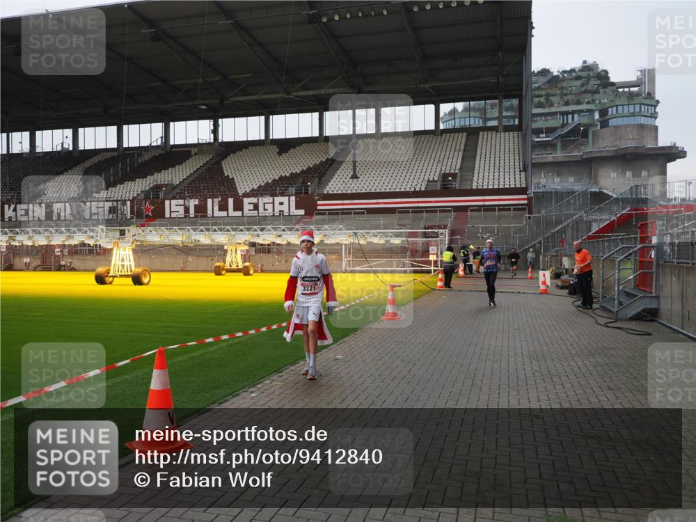 07.12.2025 - St. Pauli X-Mass-Run No. 15 Fabian Wolf http://msf.ph/oto/9412840 07.12.2025 11:18:12 Ziel 1325, 1348, 3201, 3221, 3327 meine-sportfotos.de