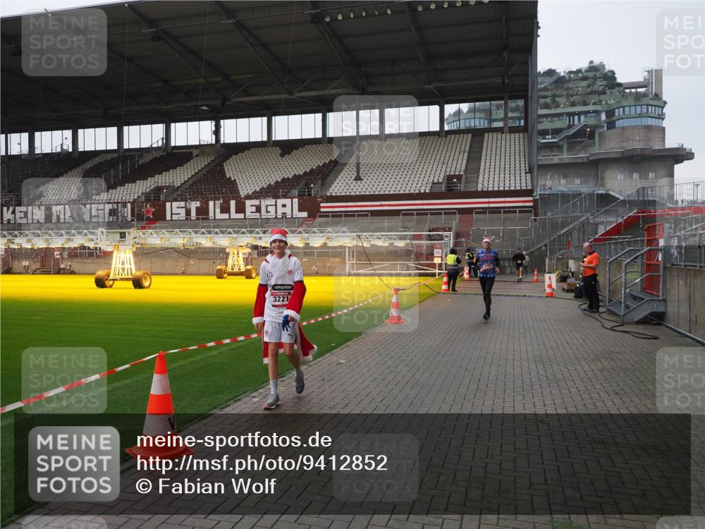 07.12.2025 - St. Pauli X-Mass-Run No. 15 Fabian Wolf http://msf.ph/oto/9412852 07.12.2025 11:18:13 Ziel 1325, 1348, 3201, 3221, 3327 meine-sportfotos.de