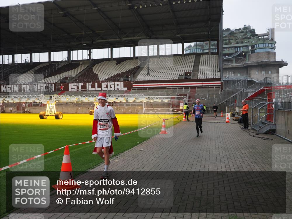 07.12.2025 - St. Pauli X-Mass-Run No. 15 Fabian Wolf http://msf.ph/oto/9412855 07.12.2025 11:18:14 Ziel 1325, 1348, 3201, 3221, 3327 meine-sportfotos.de