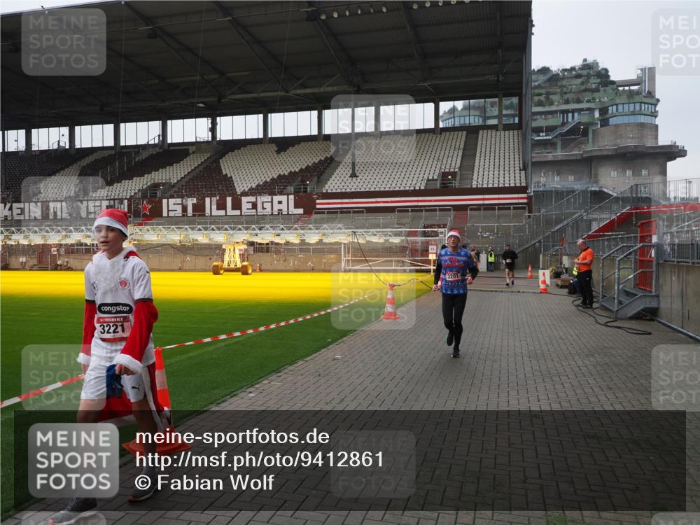 07.12.2025 - St. Pauli X-Mass-Run No. 15 Fabian Wolf http://msf.ph/oto/9412861 07.12.2025 11:18:15 Ziel 1325, 1348, 3201, 3221, 3304, 3327 meine-sportfotos.de
