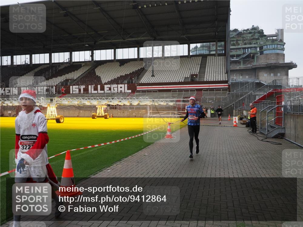 07.12.2025 - St. Pauli X-Mass-Run No. 15 Fabian Wolf http://msf.ph/oto/9412864 07.12.2025 11:18:15 Ziel 1325, 1348, 3201, 3221, 3304, 3327 meine-sportfotos.de