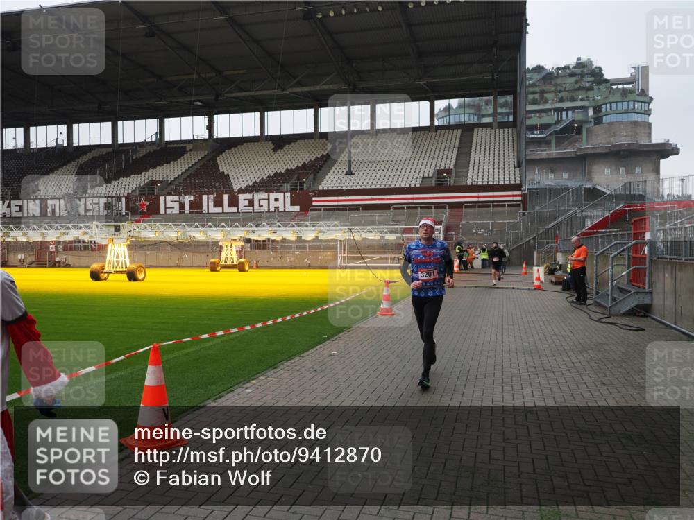 07.12.2025 - St. Pauli X-Mass-Run No. 15 Fabian Wolf http://msf.ph/oto/9412870 07.12.2025 11:18:15 Ziel 1325, 1348, 3201, 3221, 3304, 3327 meine-sportfotos.de