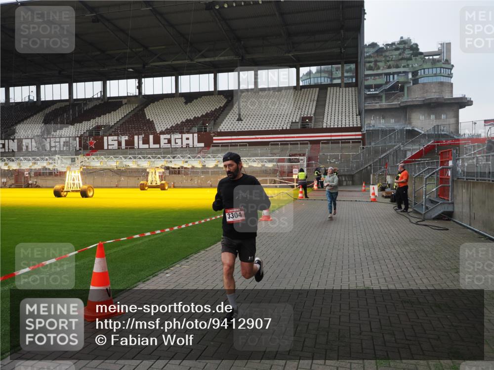 07.12.2025 - St. Pauli X-Mass-Run No. 15 Fabian Wolf http://msf.ph/oto/9412907 07.12.2025 11:18:20 Ziel 1325, 1348, 2045, 3201, 3304, 3327 meine-sportfotos.de