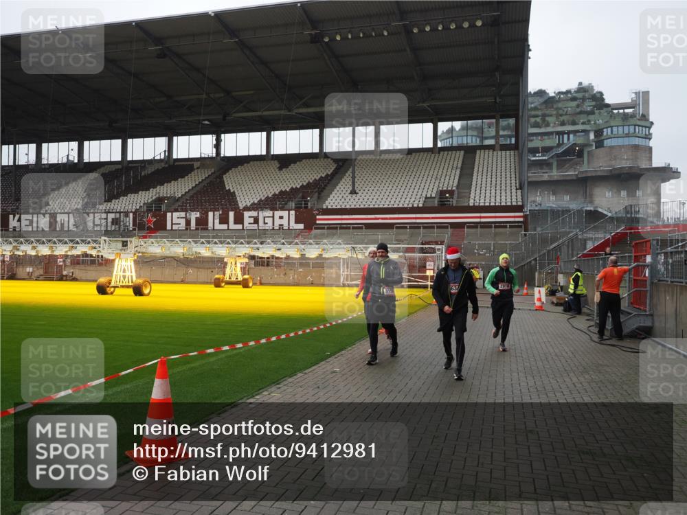 07.12.2025 - St. Pauli X-Mass-Run No. 15 Fabian Wolf http://msf.ph/oto/9412981 07.12.2025 11:18:33 Ziel 2045, 2918, 3138, 3158, 3304, 3634, 3636 meine-sportfotos.de