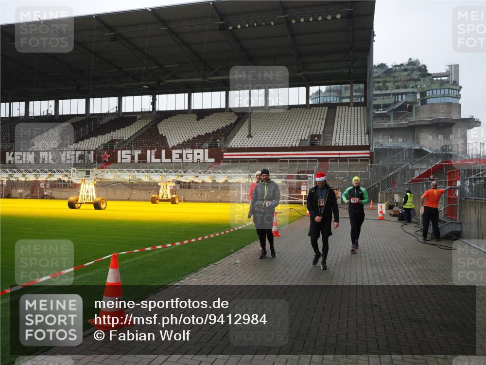 07.12.2025 - St. Pauli X-Mass-Run No. 15 Fabian Wolf http://msf.ph/oto/9412984 07.12.2025 11:18:33 Ziel 2045, 2918, 3138, 3158, 3304, 3634, 3636 meine-sportfotos.de