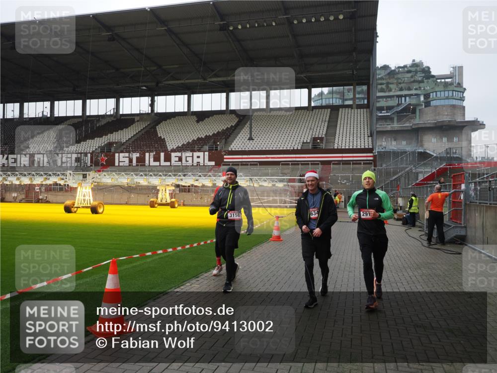 07.12.2025 - St. Pauli X-Mass-Run No. 15 Fabian Wolf http://msf.ph/oto/9413002 07.12.2025 11:18:34 Ziel 2045, 2918, 3138, 3158, 3304, 3634, 3636 meine-sportfotos.de