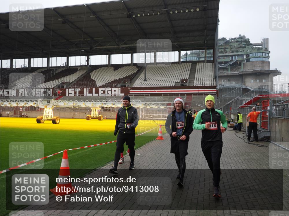 07.12.2025 - St. Pauli X-Mass-Run No. 15 Fabian Wolf http://msf.ph/oto/9413008 07.12.2025 11:18:35 Ziel 2045, 2918, 3138, 3158, 3304, 3634, 3636 meine-sportfotos.de