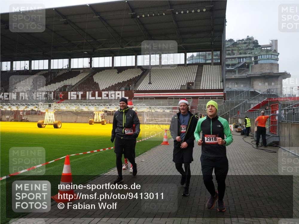07.12.2025 - St. Pauli X-Mass-Run No. 15 Fabian Wolf http://msf.ph/oto/9413011 07.12.2025 11:18:35 Ziel 2045, 2918, 3138, 3158, 3304, 3634, 3636 meine-sportfotos.de