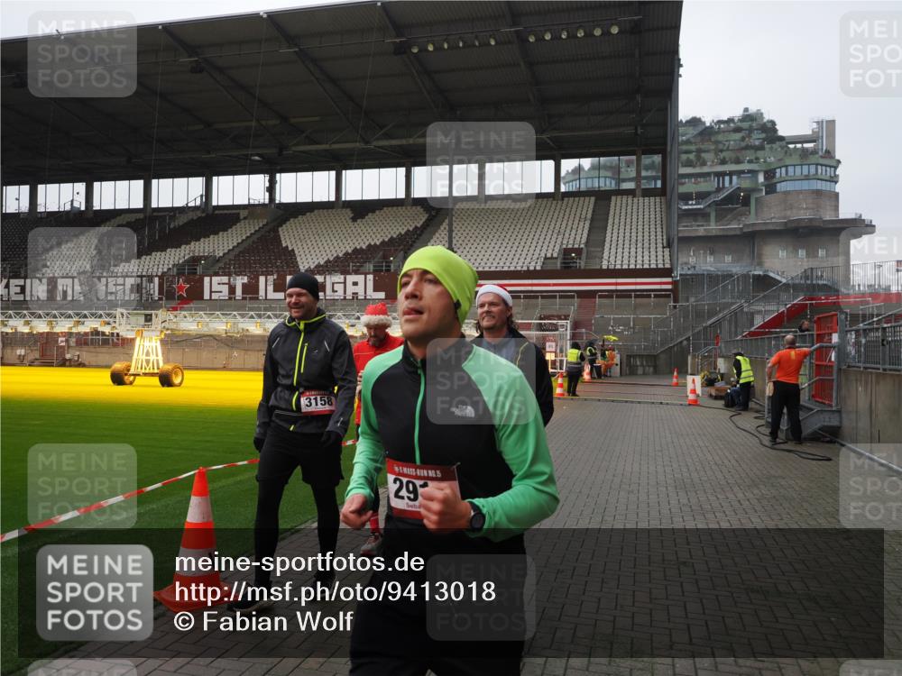 07.12.2025 - St. Pauli X-Mass-Run No. 15 Fabian Wolf http://msf.ph/oto/9413018 07.12.2025 11:18:36 Ziel 2045, 2918, 3138, 3158, 3634, 3636 meine-sportfotos.de