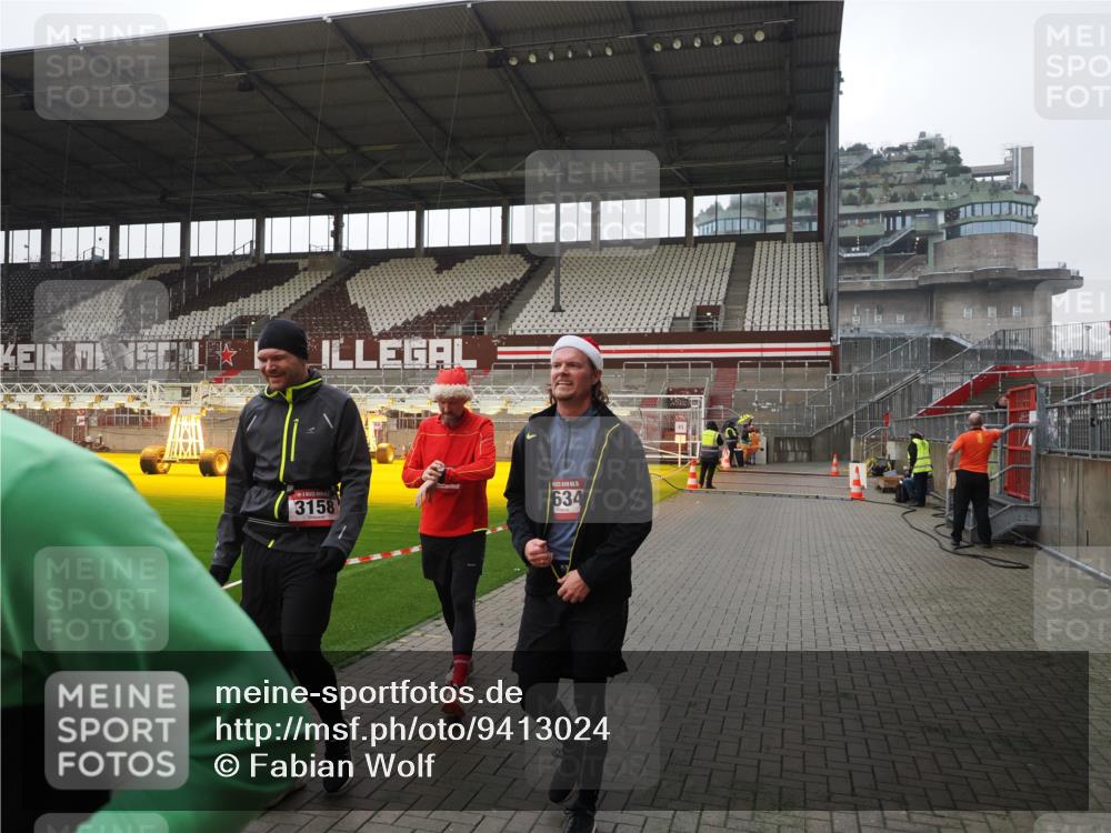 07.12.2025 - St. Pauli X-Mass-Run No. 15 Fabian Wolf http://msf.ph/oto/9413024 07.12.2025 11:18:36 Ziel 2045, 2918, 3138, 3158, 3634, 3636 meine-sportfotos.de