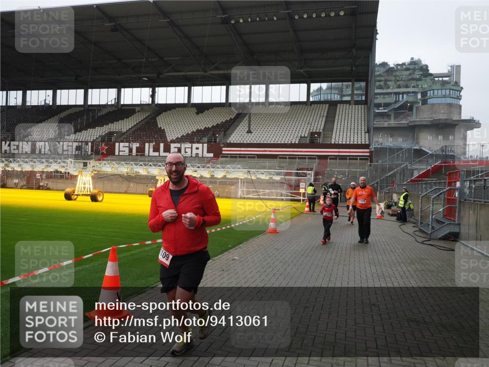 07.12.2025 - St. Pauli X-Mass-Run No. 15 Fabian Wolf http://msf.ph/oto/9413061 07.12.2025 11:18:52 Ziel 1109, 1322, 2064, 2067 meine-sportfotos.de