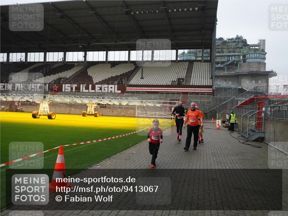 07.12.2025 - St. Pauli X-Mass-Run No. 15 Fabian Wolf http://msf.ph/oto/9413067 07.12.2025 11:18:54 Ziel 1109, 1322, 2064, 2067 meine-sportfotos.de