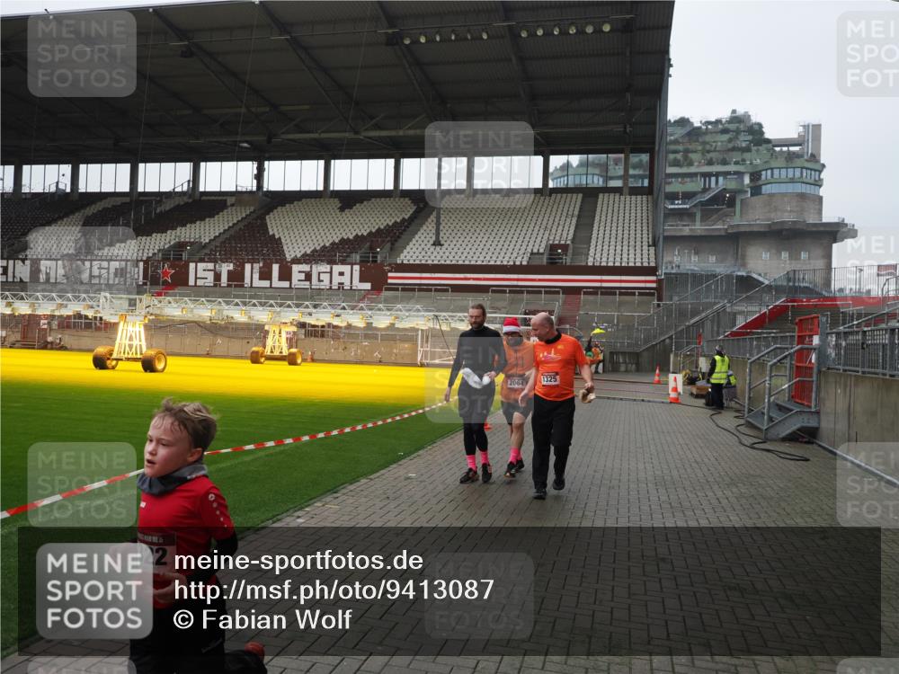 07.12.2025 - St. Pauli X-Mass-Run No. 15 Fabian Wolf http://msf.ph/oto/9413087 07.12.2025 11:18:55 Ziel 1109, 1322, 2064, 2067 meine-sportfotos.de