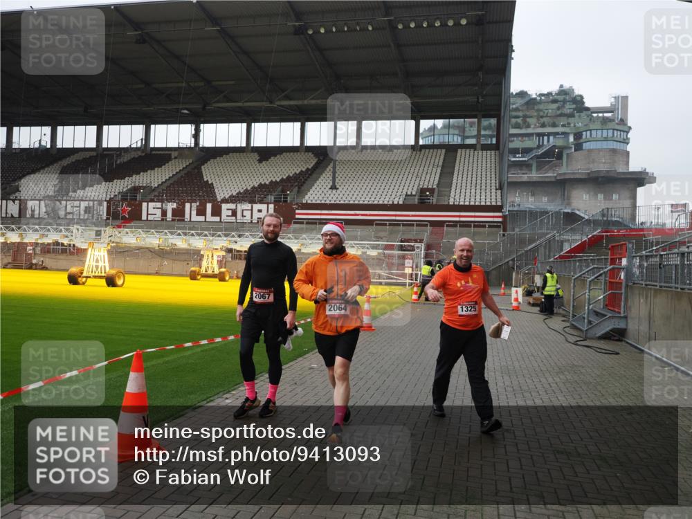 07.12.2025 - St. Pauli X-Mass-Run No. 15 Fabian Wolf http://msf.ph/oto/9413093 07.12.2025 11:18:57 Ziel 1109, 1322, 2064, 2067 meine-sportfotos.de
