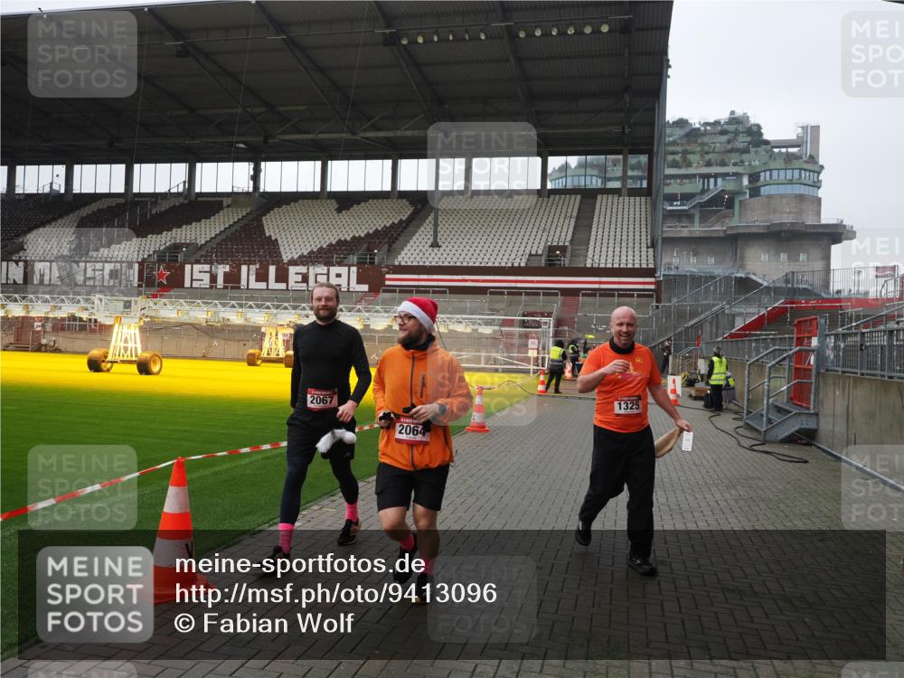 07.12.2025 - St. Pauli X-Mass-Run No. 15 Fabian Wolf http://msf.ph/oto/9413096 07.12.2025 11:18:57 Ziel 1109, 1322, 2064, 2067 meine-sportfotos.de