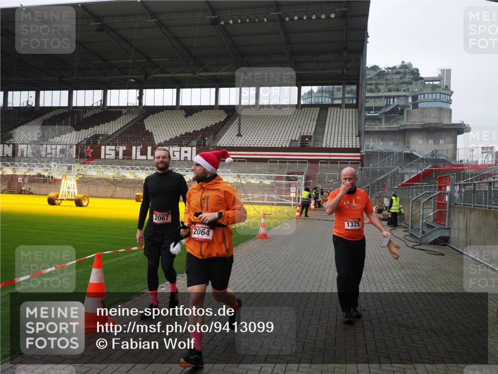 07.12.2025 - St. Pauli X-Mass-Run No. 15 Fabian Wolf http://msf.ph/oto/9413099 07.12.2025 11:18:57 Ziel 1109, 1322, 2064, 2067 meine-sportfotos.de