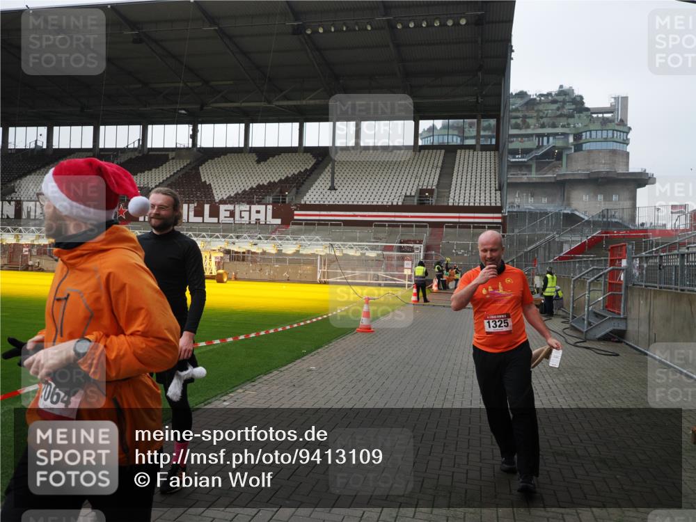 07.12.2025 - St. Pauli X-Mass-Run No. 15 Fabian Wolf http://msf.ph/oto/9413109 07.12.2025 11:18:58 Ziel 1109, 1322, 2064, 2067 meine-sportfotos.de