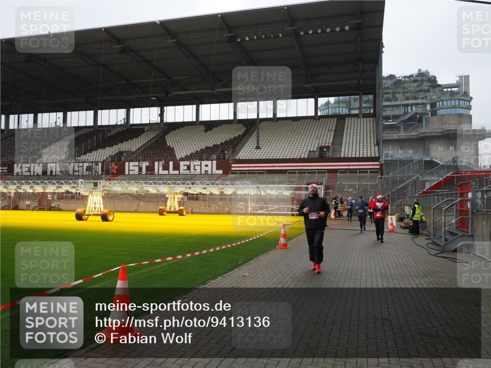 07.12.2025 - St. Pauli X-Mass-Run No. 15 Fabian Wolf http://msf.ph/oto/9413136 07.12.2025 11:19:07 Ziel 1322, 1617, 2064, 2067, 2597 meine-sportfotos.de