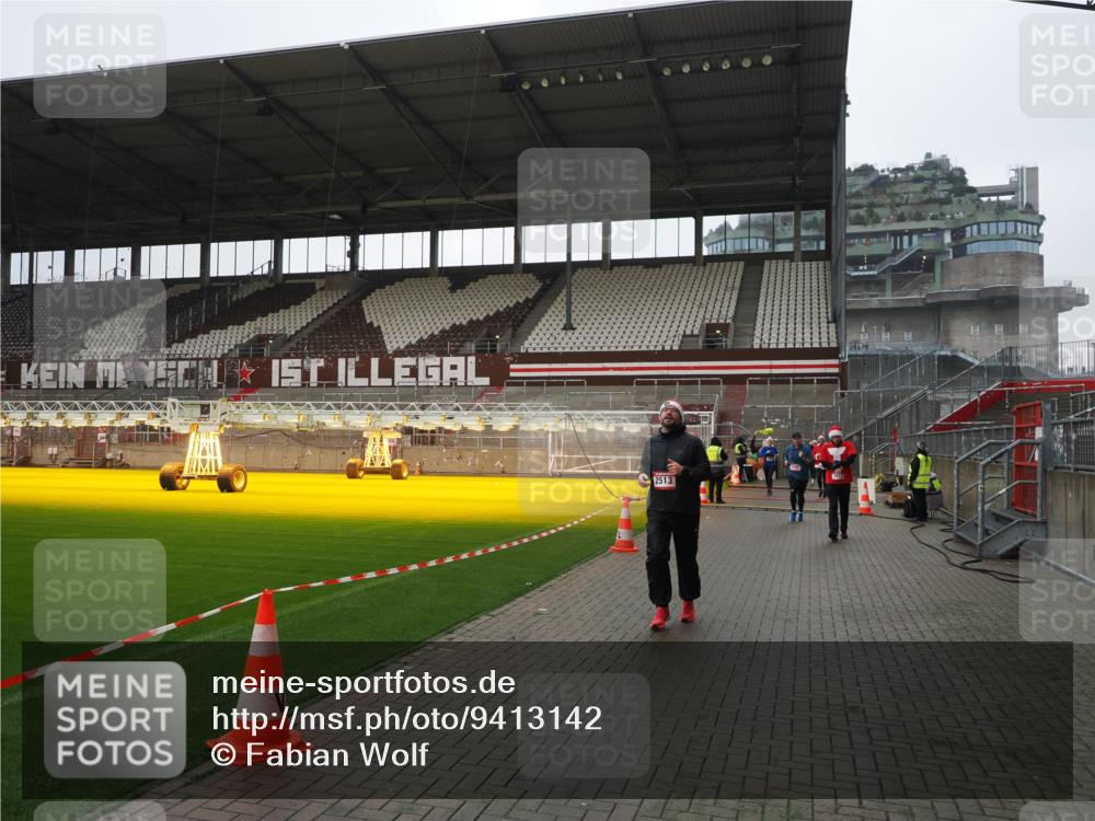07.12.2025 - St. Pauli X-Mass-Run No. 15 Fabian Wolf http://msf.ph/oto/9413142 07.12.2025 11:19:08 Ziel 295, 302, 1617, 2064, 2067, 2597 meine-sportfotos.de