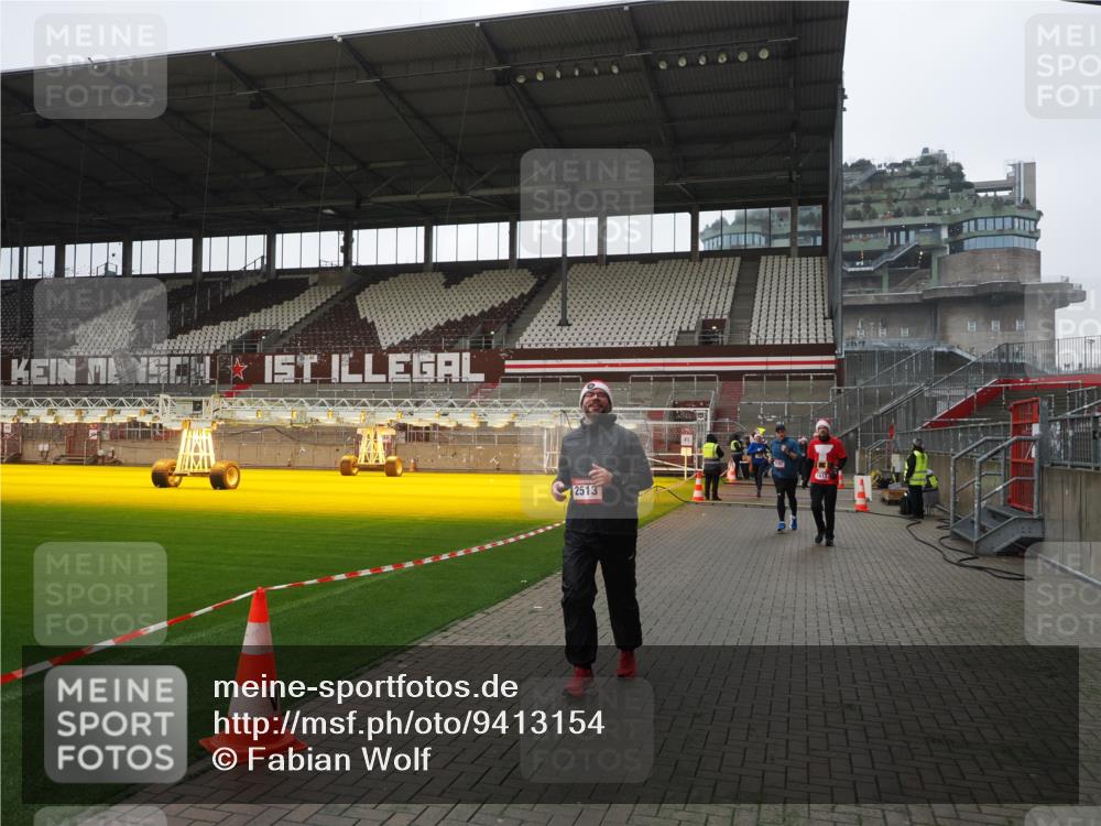 07.12.2025 - St. Pauli X-Mass-Run No. 15 Fabian Wolf http://msf.ph/oto/9413154 07.12.2025 11:19:08 Ziel 295, 302, 1617, 2064, 2067, 2597 meine-sportfotos.de