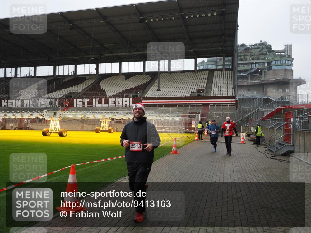 07.12.2025 - St. Pauli X-Mass-Run No. 15 Fabian Wolf http://msf.ph/oto/9413163 07.12.2025 11:19:09 Ziel 295, 302, 1617, 2064, 2067, 2597 meine-sportfotos.de