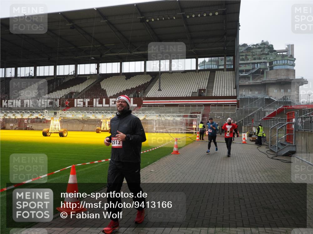07.12.2025 - St. Pauli X-Mass-Run No. 15 Fabian Wolf http://msf.ph/oto/9413166 07.12.2025 11:19:09 Ziel 295, 302, 1617, 2064, 2067, 2597 meine-sportfotos.de